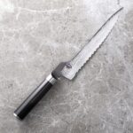 Shun Cutlery - Cuchillo clásico para pan de 8.25 pulgadas, las serraciones largas se deslizan a través del pan, ideal pa