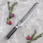 Shun Cuchillo de pan clásico de 9 pulgadas, cuchillo serrado japonés hecho a mano, núcleo VG-MAX con revestimiento de ac