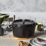 Olla cocotte redonda de hierro fundido Staub 1102825 negro mate 6.25 cuartos de galón