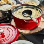 Olla Cocotte Redonda de Hierro Fundido Staub 1102806 Cereza 5.9 Litros