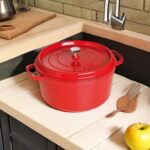 Olla Cocotte Redonda de Hierro Fundido Staub 1102806 Cereza 5.9 Litros