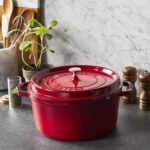 Olla Cocotte Redonda de Hierro Fundido Staub 1102806 Cereza 5.9 Litros