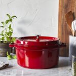 Olla Cocotte Redonda de Hierro Fundido Staub 1102806 Cereza 5.9 Litros