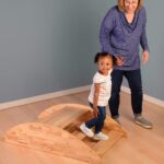 Constructive Playthings Bote mecedor de madera para niños, uso como equipo de parque infantil, muebles de guardería o pa