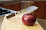 Shun Premier - Cuchillo Santoku de 7 pulgadas afilado a mano, hecho a mano en Japón, ligero, ágil y fácil de maniobrar,