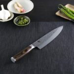 Cuchillo de Chef Japonés Kai Shun Premier TDM0706 8 Pulgadas Acero Damasco Núcleo VG-MAX Hecho a Mano