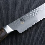 Shun Premier - Cuchillo de pan de 9 pulgadas, cuchillo serrado japonés hecho a mano, núcleo VG-MAX con revestimiento de