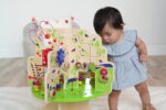 Manhatan Toy, Libro de cuentos niño de madera/Centro de actividades de aventura, Multicolor