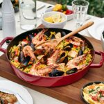 Sartén de hierro fundido con doble asa Staub 1313406 13 pulgadas color cereza fabricado en Francia