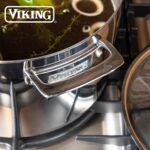 Olla Alta para Caldo y Sopa Viking 40011-0432 Acero Inoxidable Triple Capa con Tapa Inducción Plateada 11.3 Litros 12 Cu