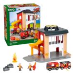 BRIO World - 33833 Central Fire Station | Juguete de 12 piezas para niños con camión de bomberos y accesorios para niños