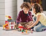 BRIO World - 33833 Central Fire Station | Juguete de 12 piezas para niños con camión de bomberos y accesorios para niños