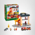 BRIO World - 33833 Central Fire Station | Juguete de 12 piezas para niños con camión de bomberos y accesorios para niños