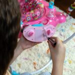 Bright Starts Disney Baby MINNIE MOUSE PeekABoo Centro de Actividades Saltador para Bebé con 8 Juguetes, Luces y Sonidos