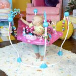 Bright Starts Disney Baby MINNIE MOUSE PeekABoo Centro de Actividades Saltador para Bebé con 8 Juguetes, Luces y Sonidos
