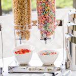 Dispensador de cereales de doble compartimento Restaurantware RWT0076 acero inoxidable 3 litros autoservicio recargable