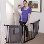 Dreambaby Denver Adapta - Puerta de seguridad extra ancha para bebés, para puertas, pasillos y escaleras, se adapta a ab