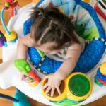 Baby Einstein Neighborhood Symphony Activity Centro de Actividades Saltador para Bebés, Entretenedor Infantil con Luces