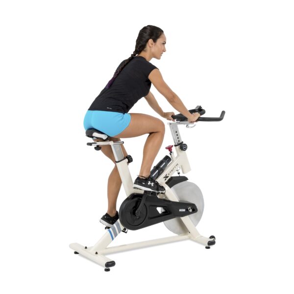 Bicicleta de Ciclismo Interior XTERRA MB550 Volante 48.5 lb Transmision Correa Monitor LCD