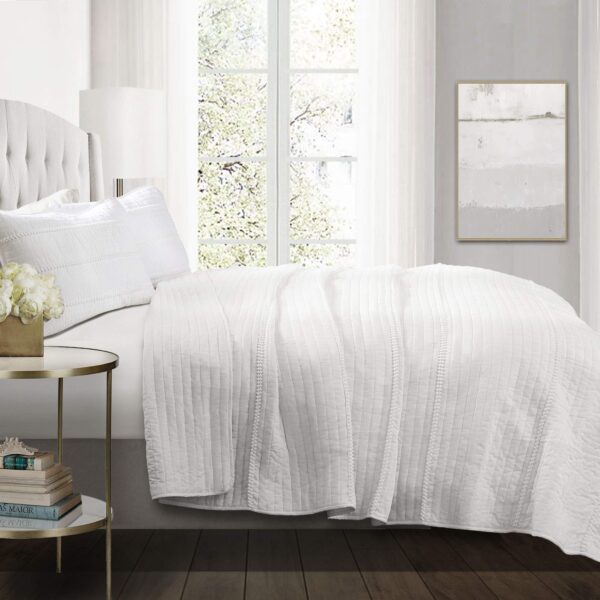 Juego de Edredón King Lush Decor Triangle Home Fashions Pom Stripe 3 piezas rayas blancas con pompones