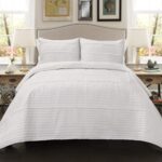 Juego de Edredón King Lush Decor Triangle Home Fashions Pom Stripe 3 piezas rayas blancas con pompones
