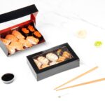 Caja de sushi desechable Restaurantware Sakura Vision RWA0356 papel negro rectangular 8x4.8x1.8 pulgadas tapa integrada