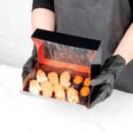 Caja de sushi desechable Restaurantware Sakura Vision RWA0356 papel negro rectangular 8x4.8x1.8 pulgadas tapa integrada