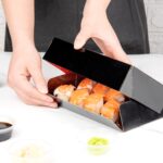 Caja de sushi desechable Restaurantware Sakura Vision RWA0356 papel negro rectangular 8x4.8x1.8 pulgadas tapa integrada