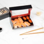 Caja de sushi desechable Restaurantware Sakura Vision RWA0356 papel negro rectangular 8x4.8x1.8 pulgadas tapa integrada