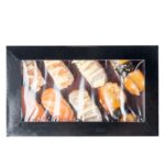 Caja de sushi desechable Restaurantware Sakura Vision RWA0356 papel negro rectangular 8x4.8x1.8 pulgadas tapa integrada