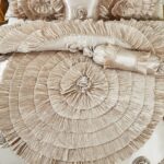 Juego de edredón victoriano Cinnamon Tache Home Fashion VEMA1612-CK tamaño California King beige volantes florales 6 pie