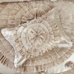 Juego de edredón victoriano Cinnamon Tache Home Fashion VEMA1612-CK tamaño California King beige volantes florales 6 pie