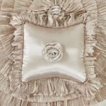 Juego de edredón victoriano Cinnamon Tache Home Fashion VEMA1612-CK tamaño California King beige volantes florales 6 pie