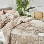 Juego de edredón victoriano Cinnamon Tache Home Fashion VEMA1612-CK tamaño California King beige volantes florales 6 pie