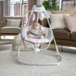 Ingenuity SimpleComfort - Columpio para bebé multidirección, ligero y compacto de 6 velocidades, vibraciones y sonidos d
