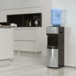 Dispensador de Agua Brio CLTL520 Enfriador Carga Superior Agua Fría y Caliente Garrafón de 3 o 5 Galones Seguro para Niñ
