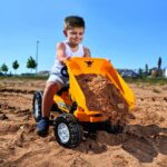 Big: Jim Dumper Ride-On - Vehículo de juguete de granja y construcción, camión con cama abatible, volante, bocina, asien