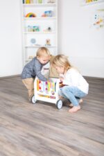 Small Foot Wooden Toys - Andador de elefante dulce prémium y centro de actividades 5 en 1 diseñado para niños pequeños d