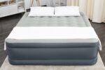 Colchón de aire King elevado SleepLux 1069091USX21 material Tough Guard antifugas bomba integrada cargador USB 203x183x5