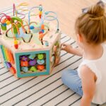Teamson Kids Laboratorio de Juego Preescolar 7 en 1 Estación Centro de Cubo de Actividades de Madera Grande Laberinto de