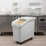 Contenedor de ingredientes Met Lux Restaurantware RWT0869 27 galones sobre ruedas con tapa y cuchara almacenamiento de a