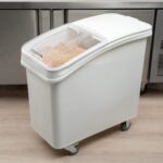 Contenedor de ingredientes Met Lux Restaurantware RWT0869 27 galones sobre ruedas con tapa y cuchara almacenamiento de a