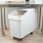 Contenedor de ingredientes Met Lux Restaurantware RWT0869 27 galones sobre ruedas con tapa y cuchara almacenamiento de a