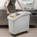 Contenedor de ingredientes Met Lux Restaurantware RWT0869 27 galones sobre ruedas con tapa y cuchara almacenamiento de a
