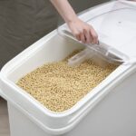 Contenedor de ingredientes Met Lux Restaurantware RWT0869 27 galones sobre ruedas con tapa y cuchara almacenamiento de a