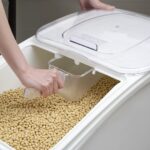 Contenedor de ingredientes Met Lux Restaurantware RWT0869 27 galones sobre ruedas con tapa y cuchara almacenamiento de a