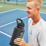 Termo Botella de Agua Térmica Takeya Pickleball Acero Inoxidable con Tapa de Boquilla y Asa 64 oz Azul Rally