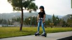 Razor Sonic Glow Hovertrax - Altavoz Bluetooth, luces LED sincronizadas con ritmo, hasta 8 MPH, scooter de autoequilibri
