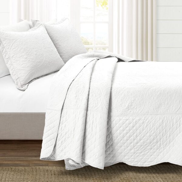 Colcha bordada de medallón festoneada Lush Decor Triangle Home Fashions 21T010316 tamaño King blanca 5 piezas con fundas