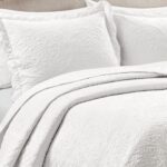 Colcha bordada de medallón festoneada Lush Decor Triangle Home Fashions 21T010316 tamaño King blanca 5 piezas con fundas